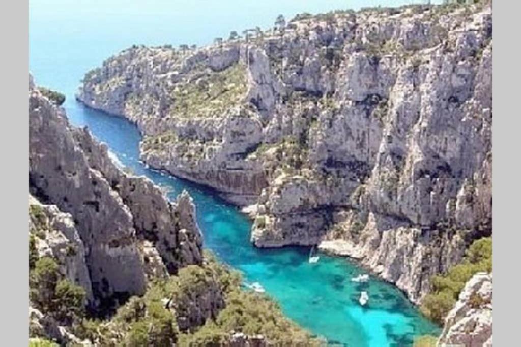 La Rade vue mer parking K6&you Cassis Extérieur photo