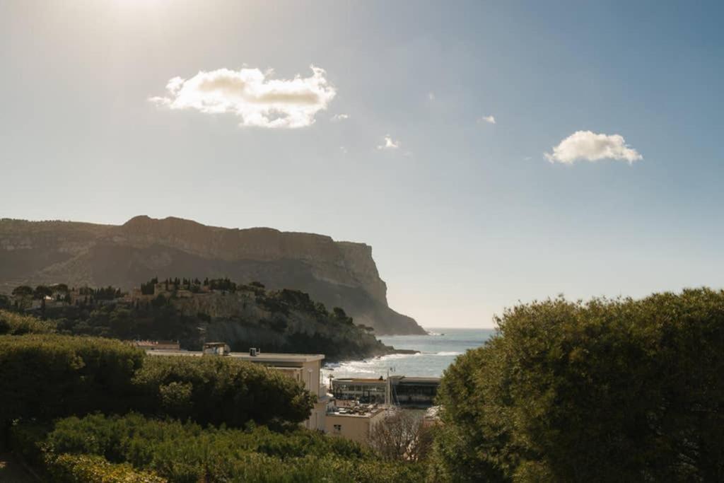 La Rade vue mer parking K6&you Cassis Extérieur photo